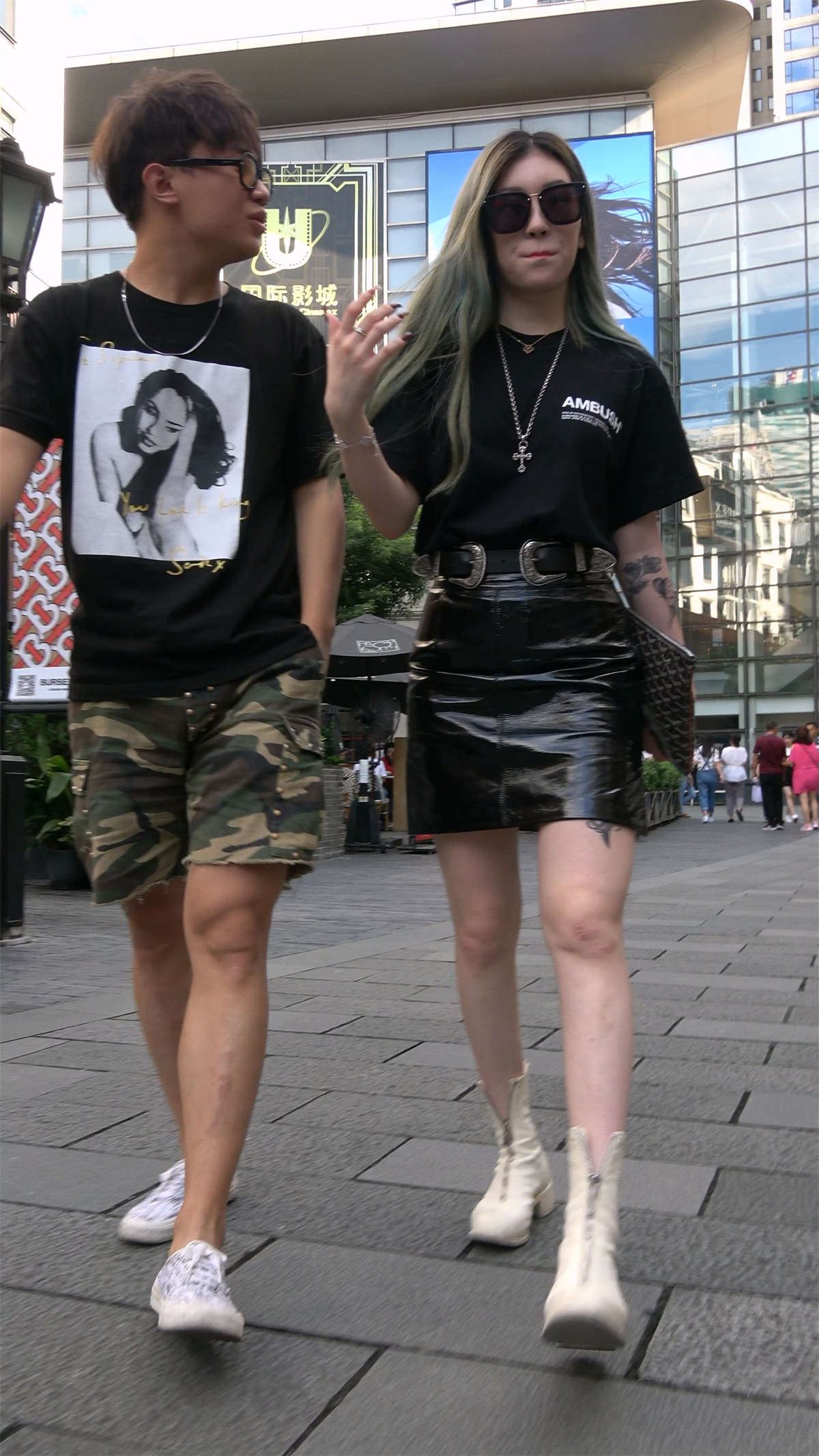黑色皮裤墨镜女孩