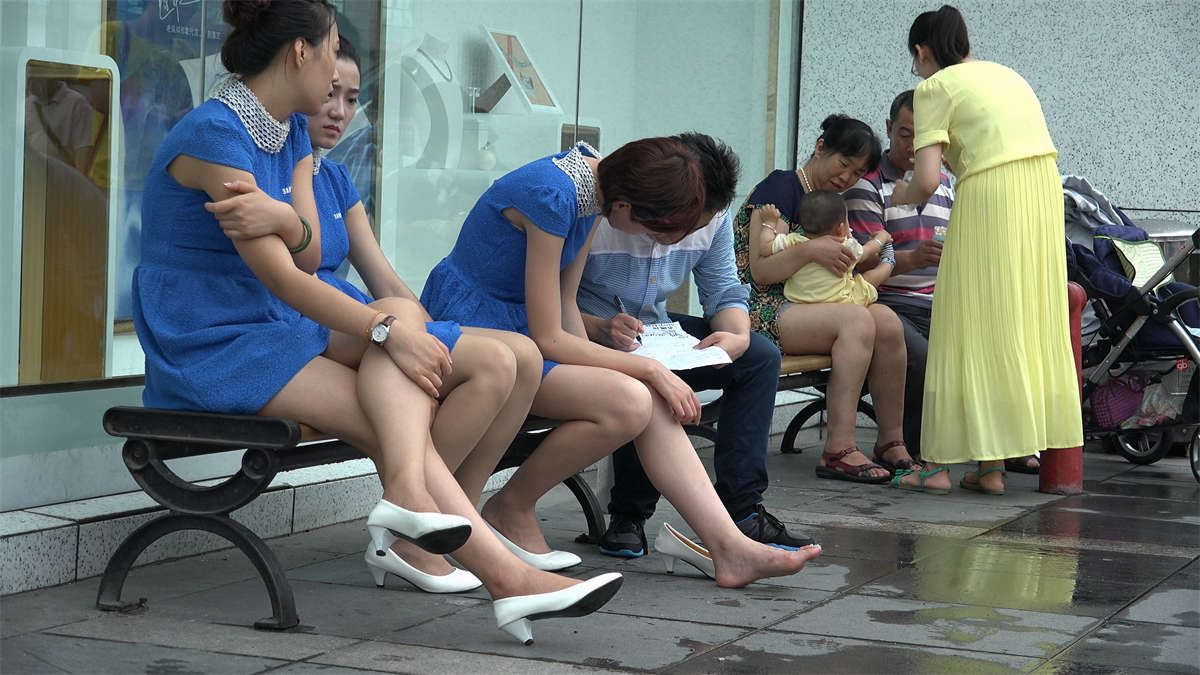 坐在凳子上终场休息的礼仪MM