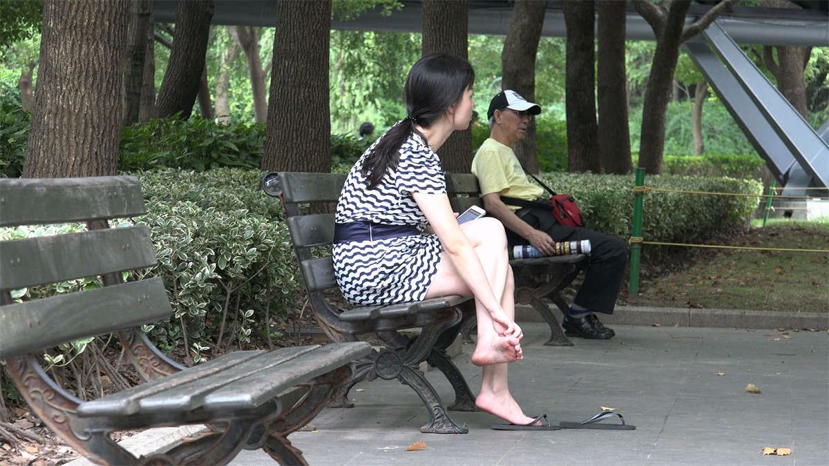 长椅上休息的人字拖美女