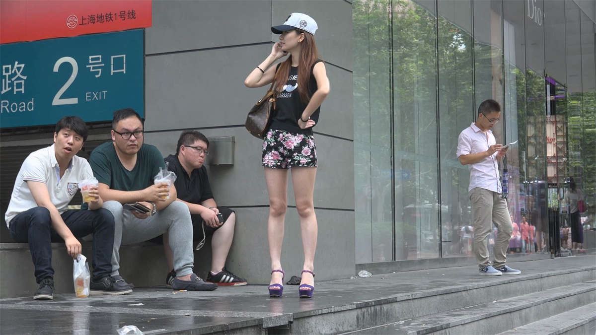 商场门口打电话的美女