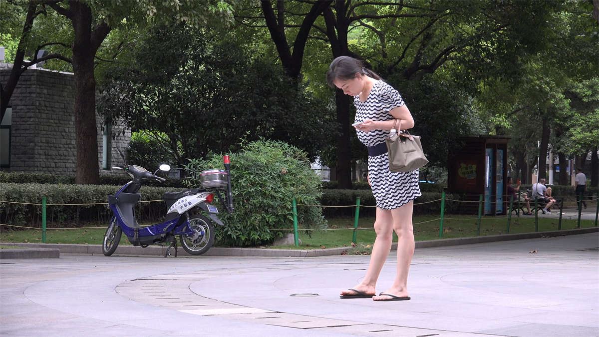 长椅上休息的人字拖美女