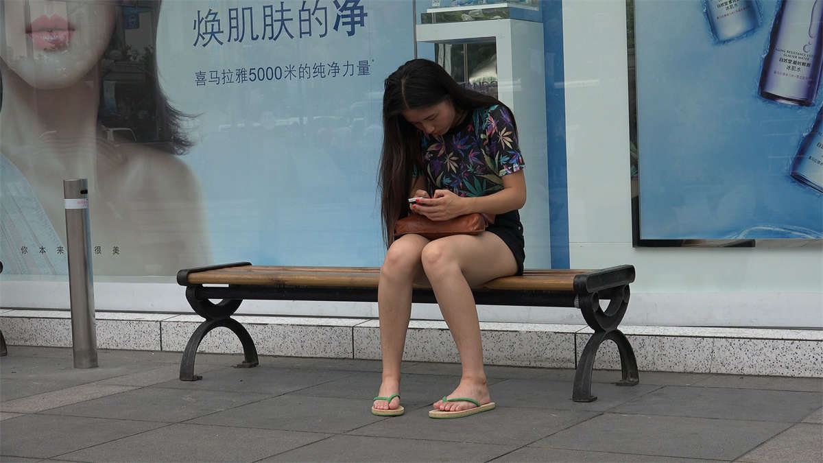 等男友的人字拖美女