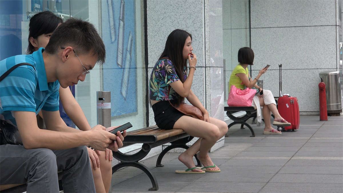 等男友的人字拖美女