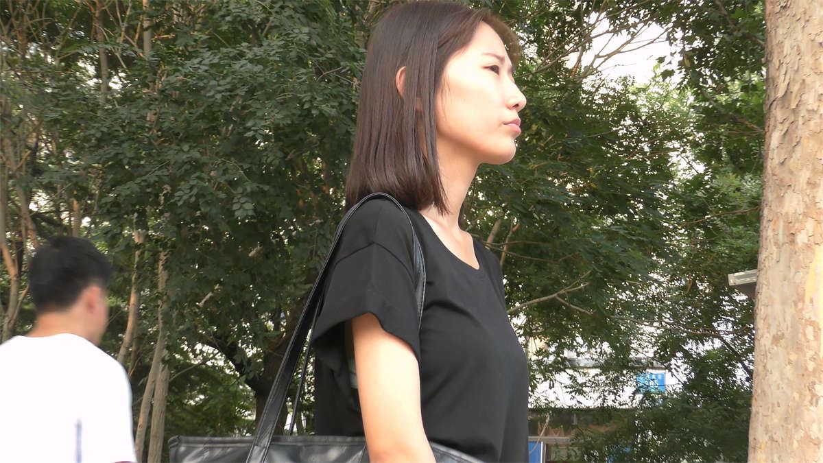 高挑秀丽的美女的完美脚丫不容错过