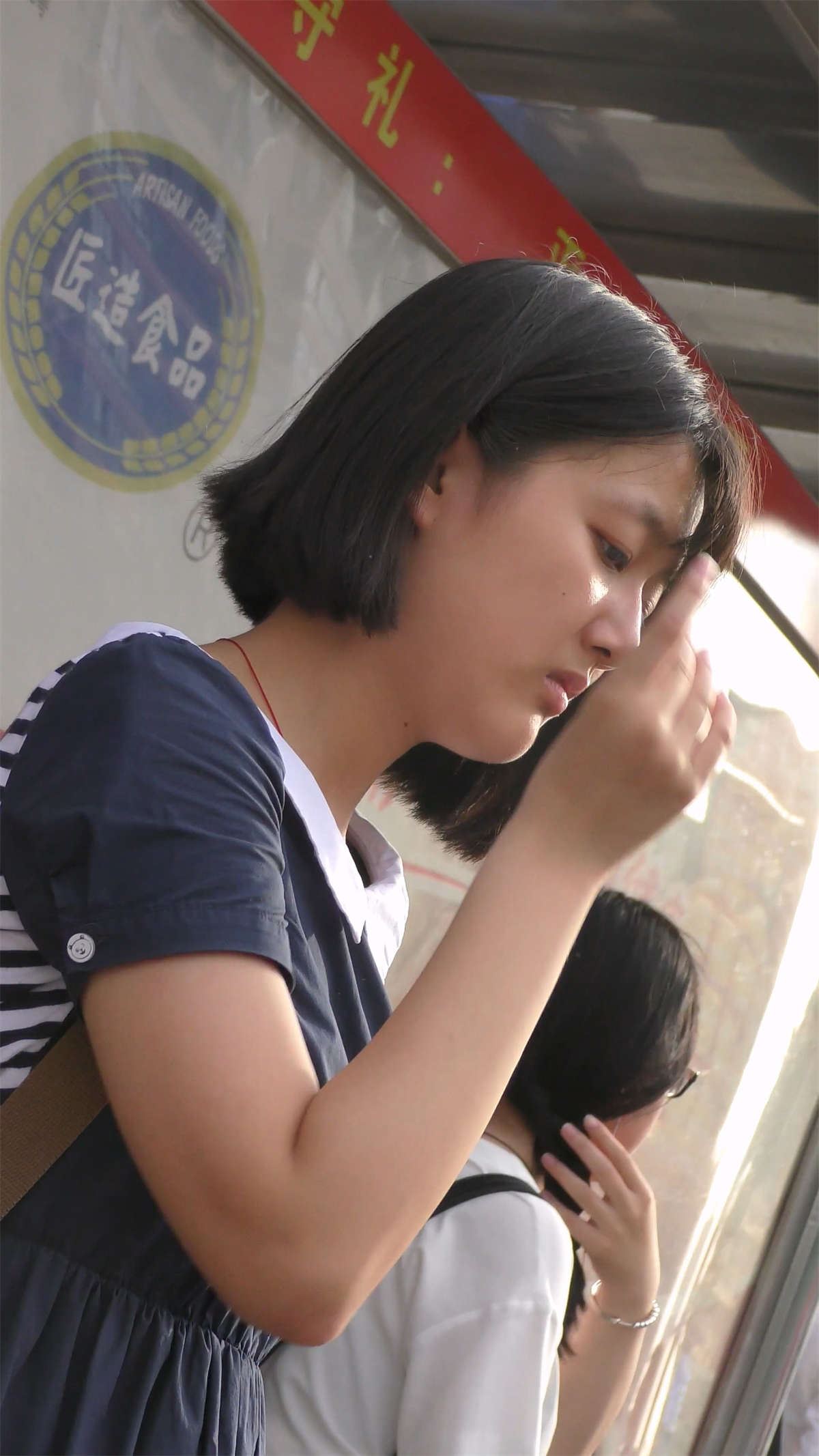 两个女孩的裸足