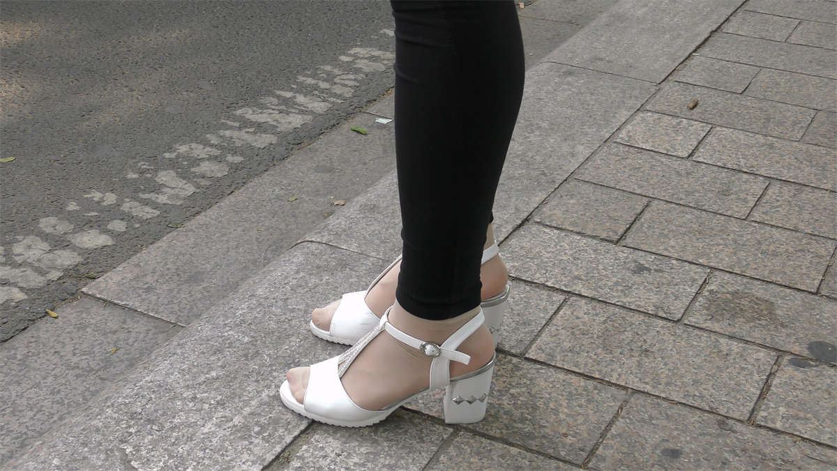 妹子的白丝高跟