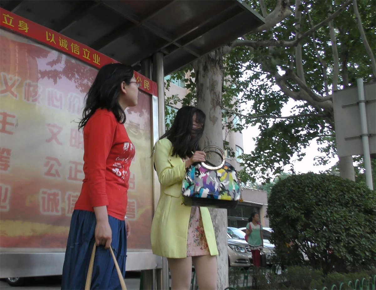公交站等车的美女