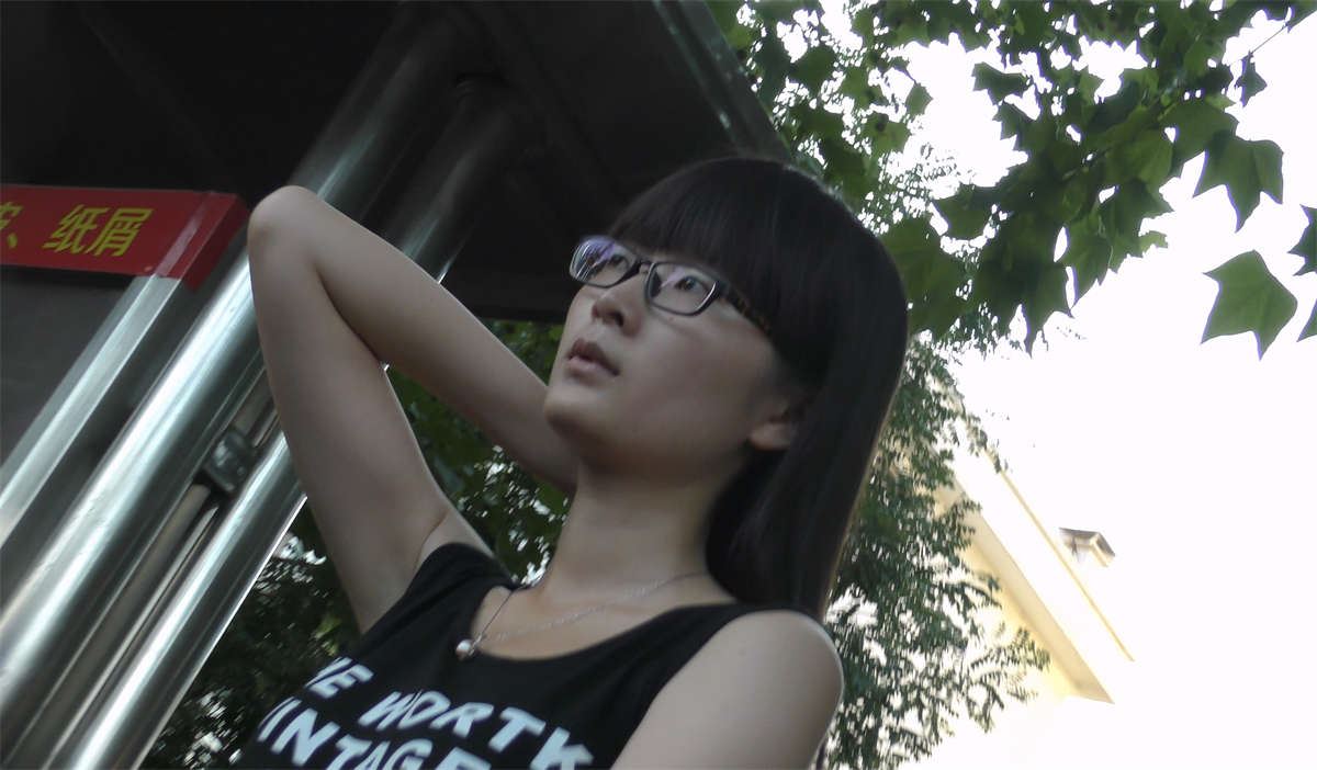 车站等车的学生