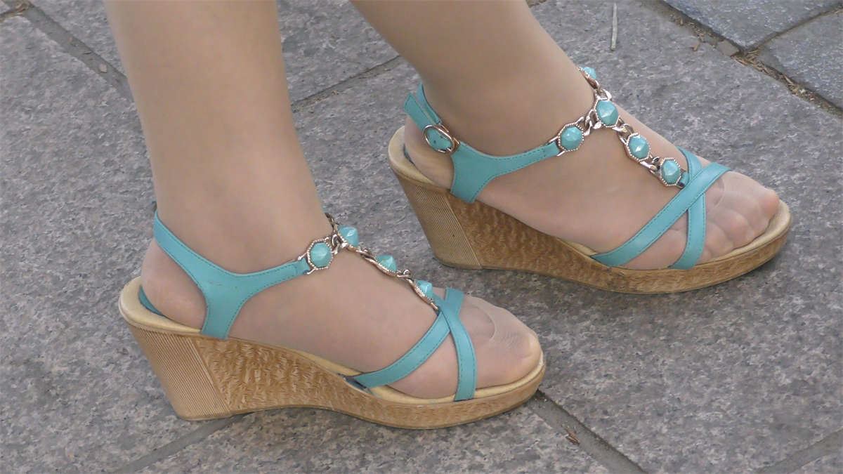 蓝色凉鞋灰丝美女