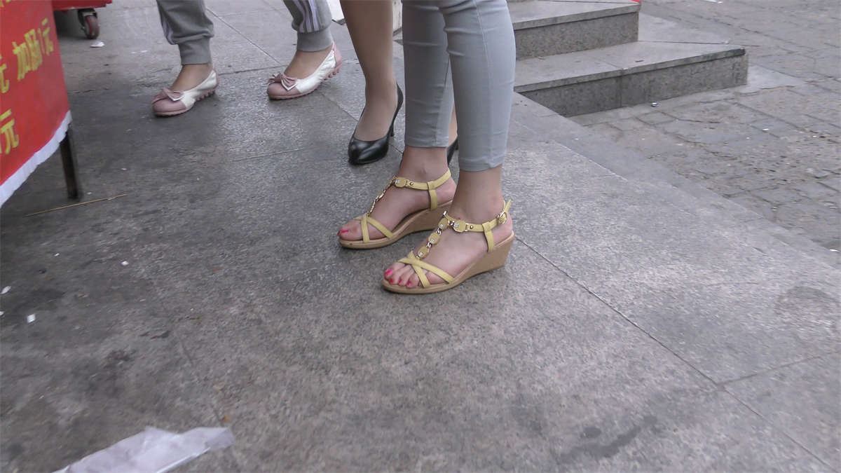 学校旁买小吃的高颜值学妹