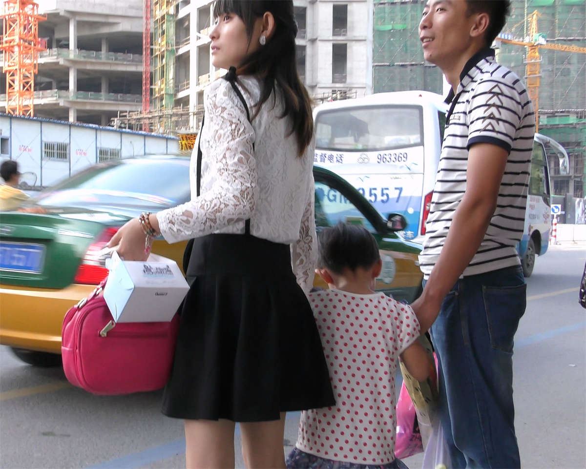 等车的一家