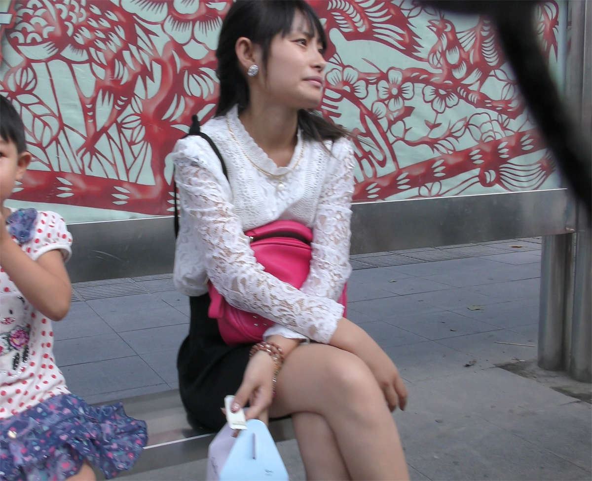 等车的一家