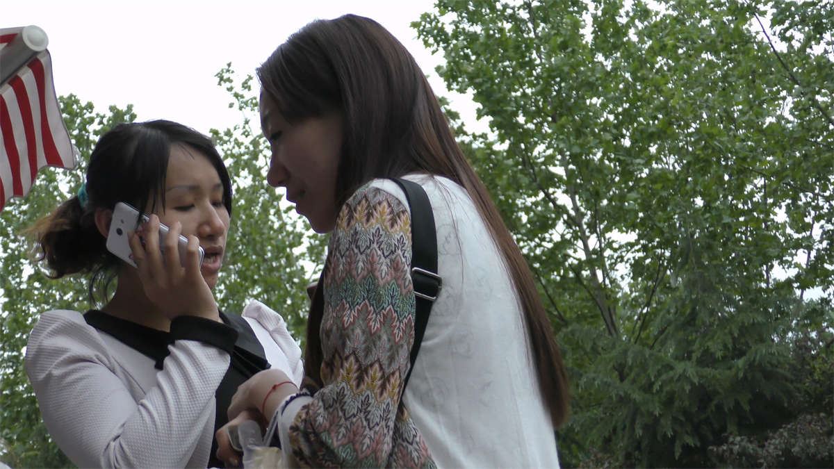 学校旁买小吃的高颜值学妹