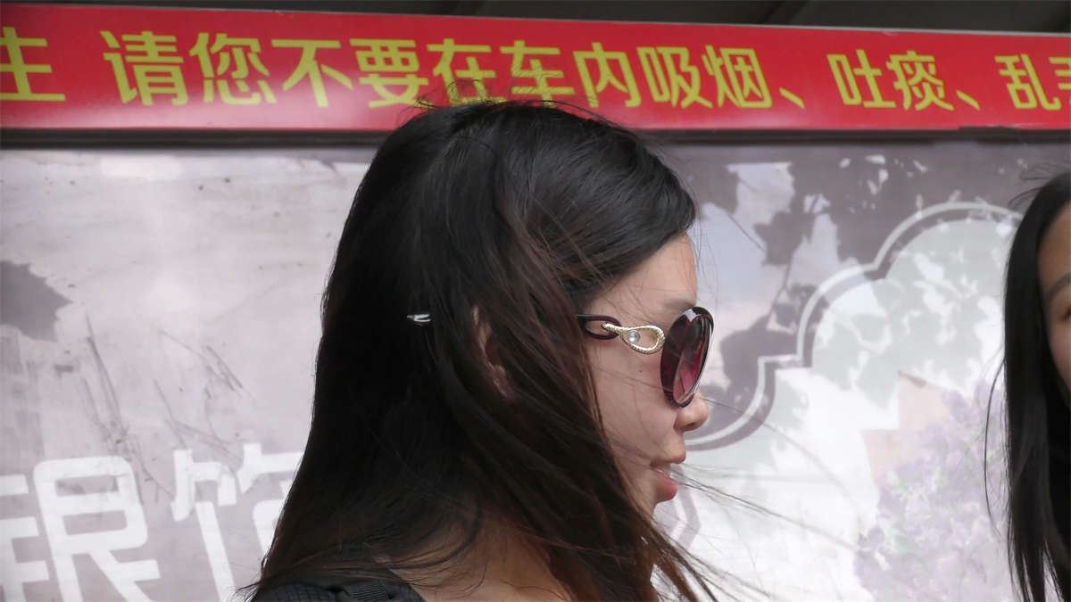 等车的大长腿热裤美眉