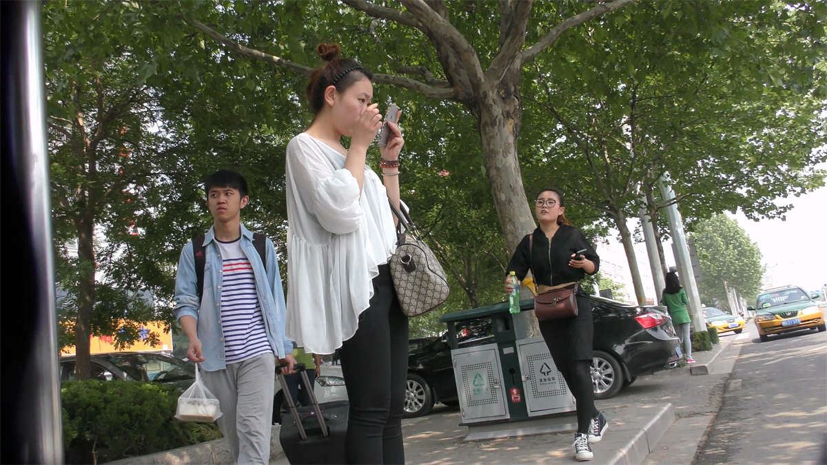对着镜子整理容装的小美女