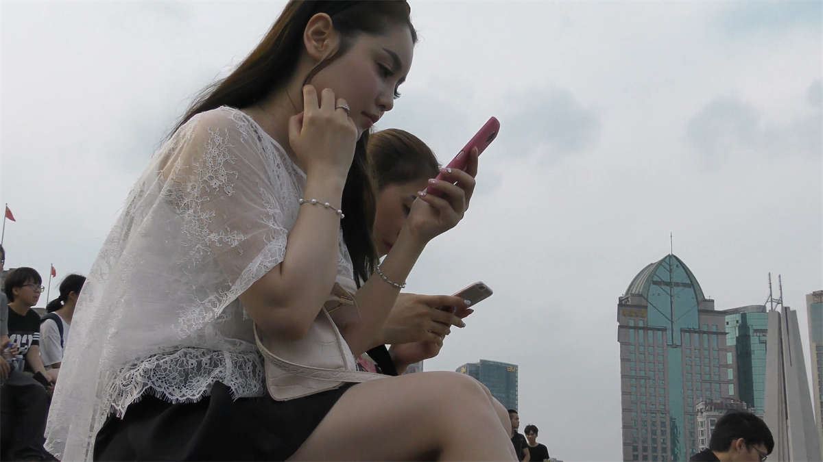 广场边休息的气质美女