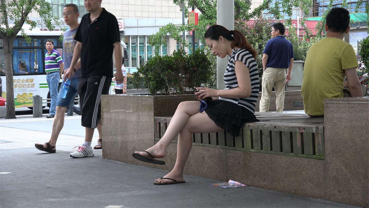 广场边休息的气质少妇