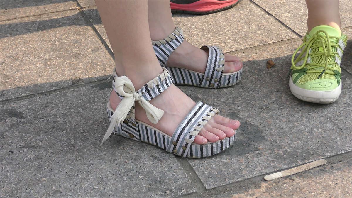 清秀少女的白净素足