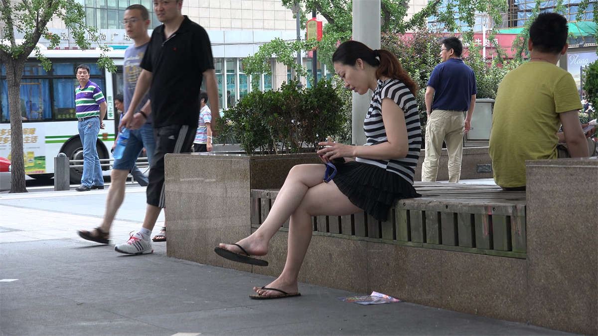 广场边休息的气质少妇