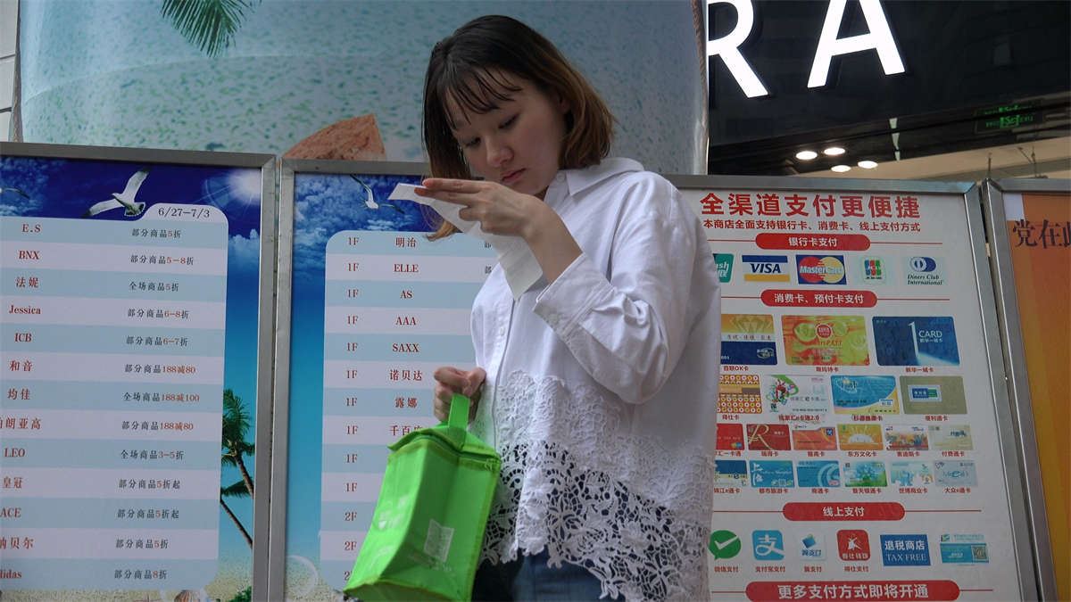 等雨停的美女