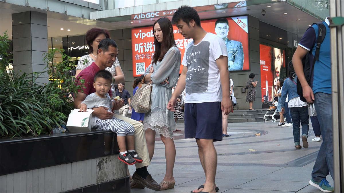 街角的高挑美少妇天然玉足