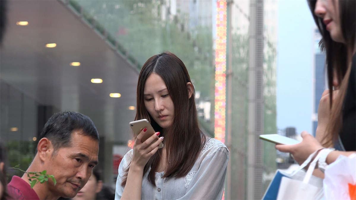 街角的高挑美少妇天然玉足