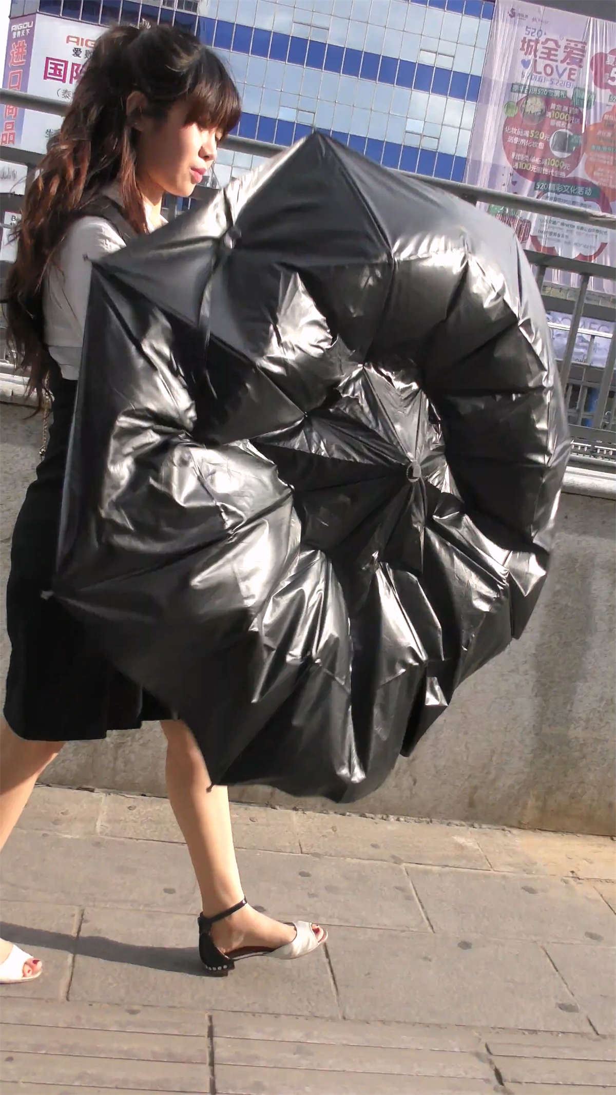 等公交车的气质美女