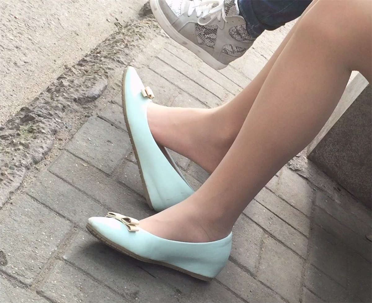 户外肉色丝袜美女