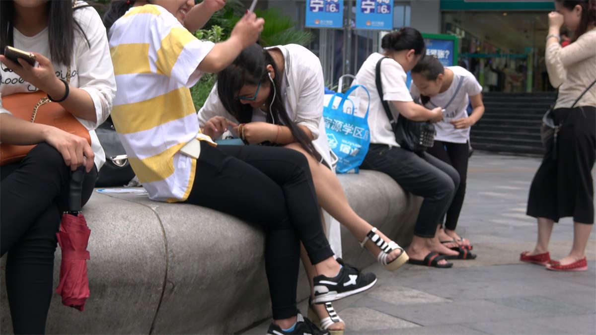 路边的丝袜美女