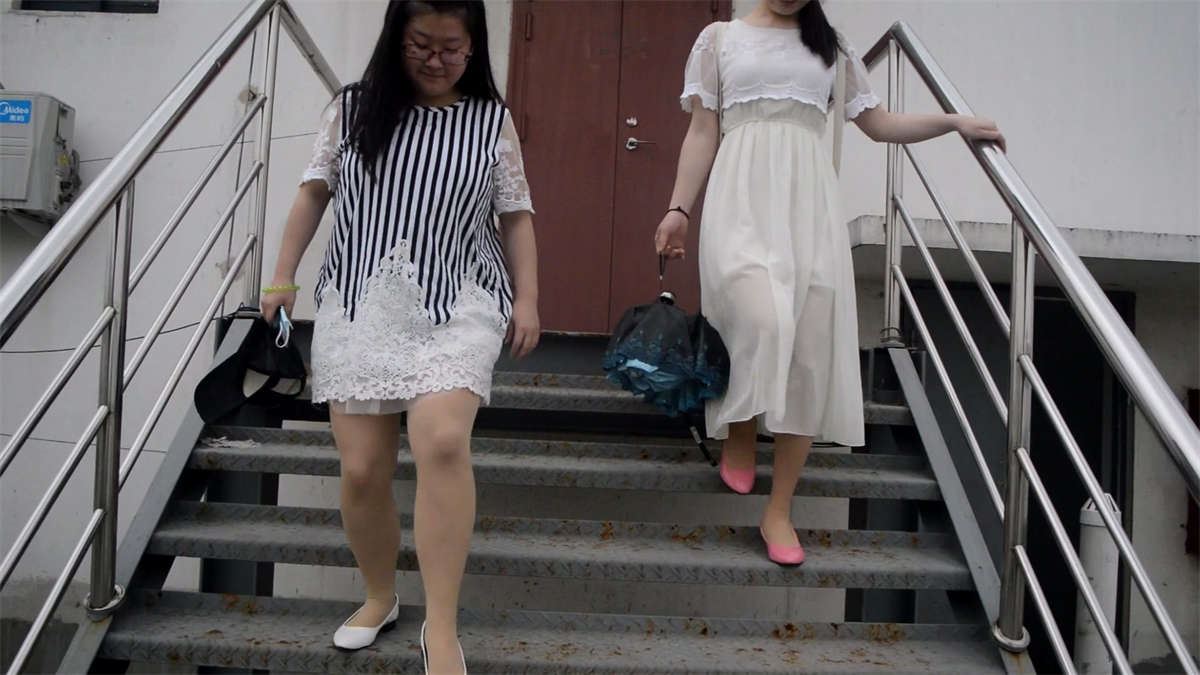 两位美女穿鞋子