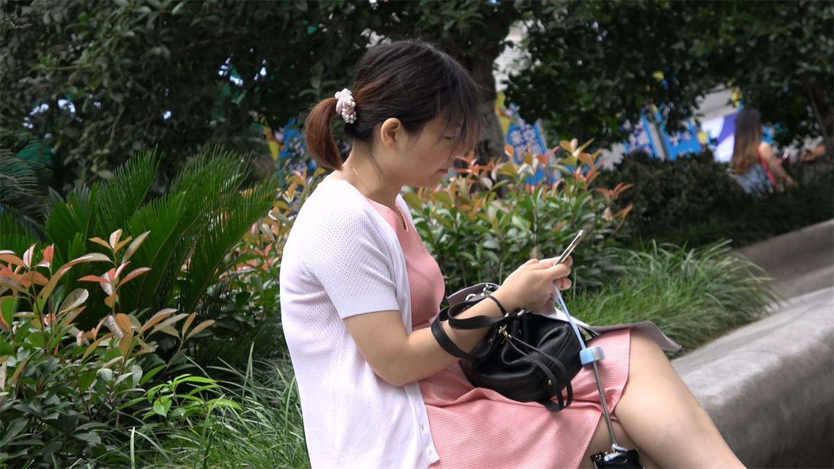 路边挑鞋子的高跟鞋裸足美女