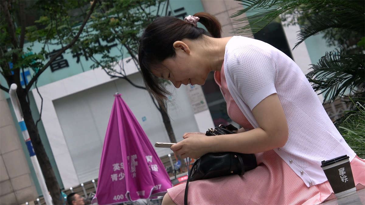 路边挑鞋子的高跟鞋裸足美女