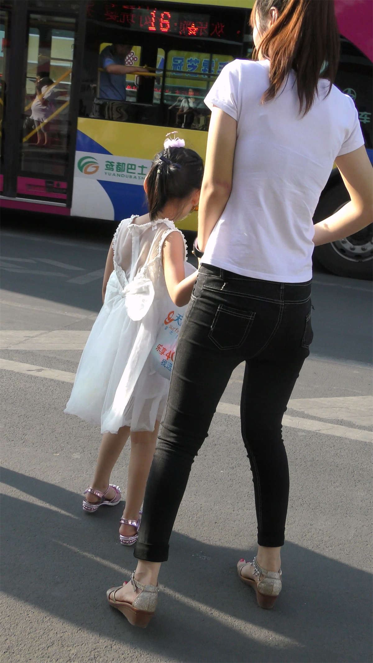 气质妈妈的金色系带凉鞋