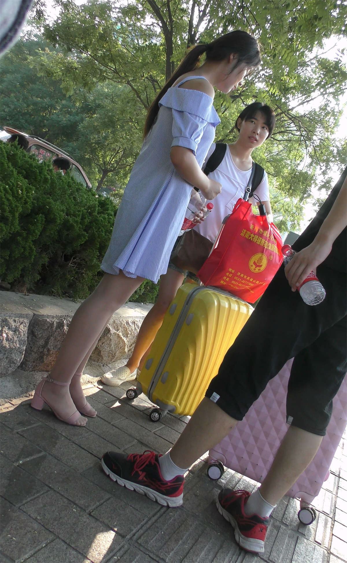 返校的丝袜美女