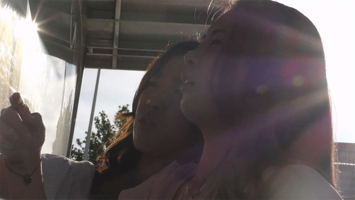 等车的美女
