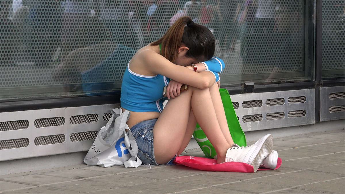 展会场外休息的礼仪妹妹