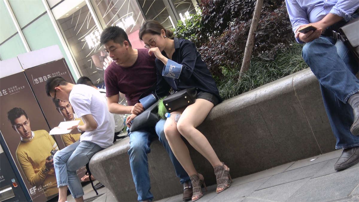 坐在路边完美的美脚丫