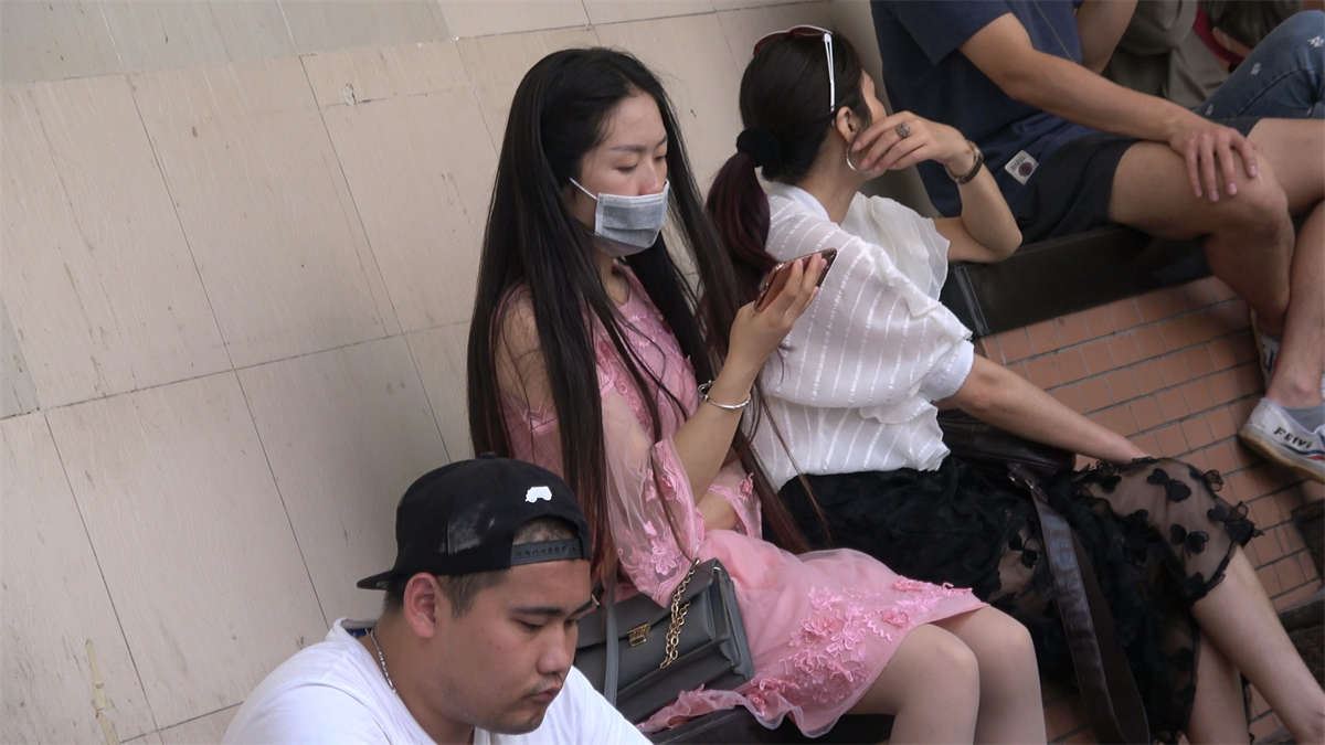 粉色长裙高跟肉丝妹子