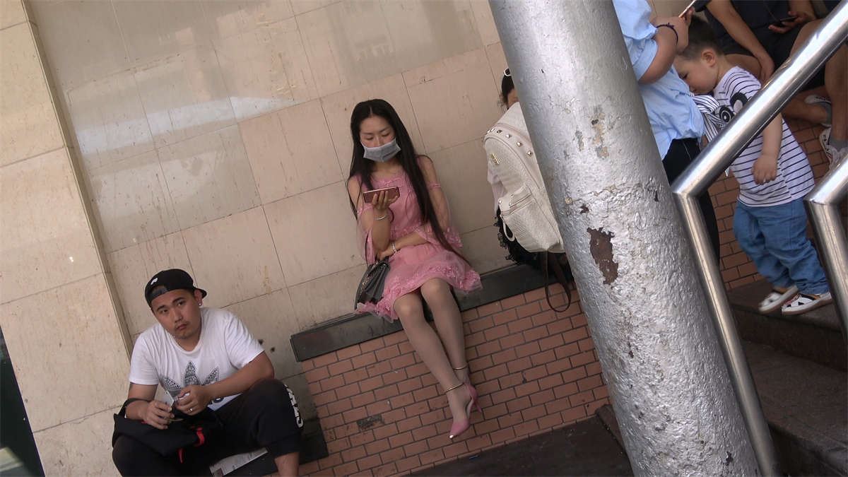 粉色长裙高跟肉丝妹子