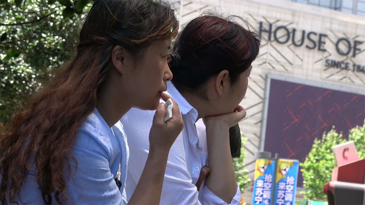 少妇挑鞋美足脚