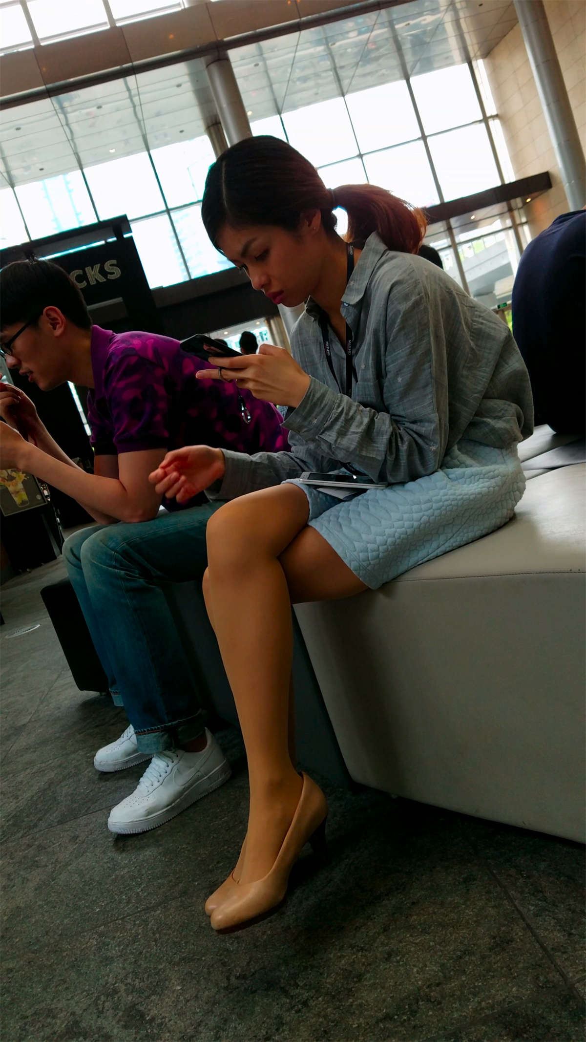 玩手机的蓝色短裙肉色丝袜高跟白腿OL妹子