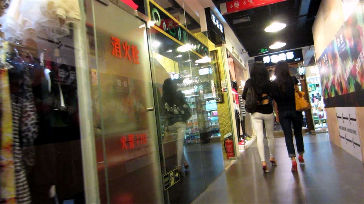 跟拍极品漏背紧身白裤美女