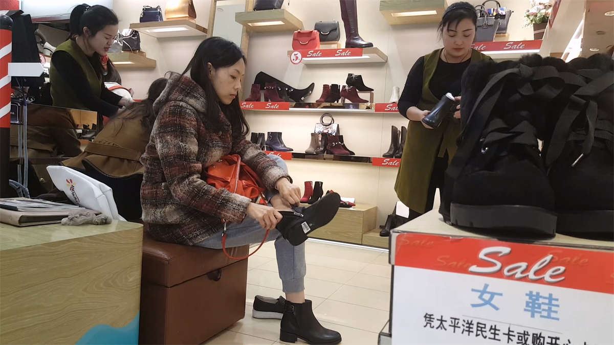 气质美女鞋店试鞋子的气质动作