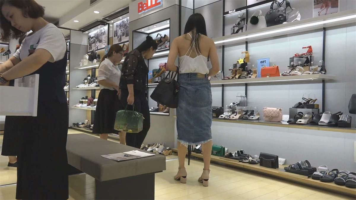 高挑少妇光脚踩地试穿新款高跟
