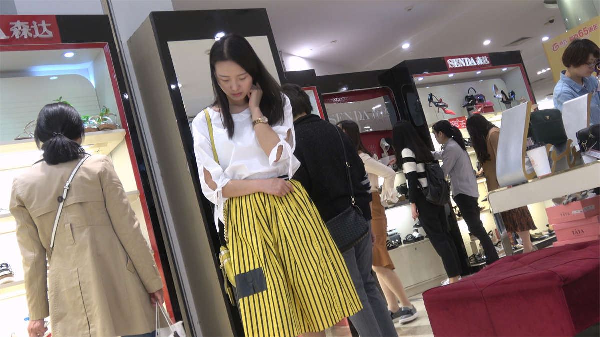 黄色短裙少女试穿高跟凉鞋