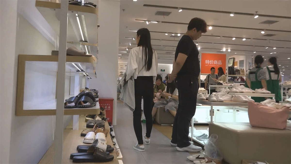超好看美脚美女试穿系带平底鞋穿袜子