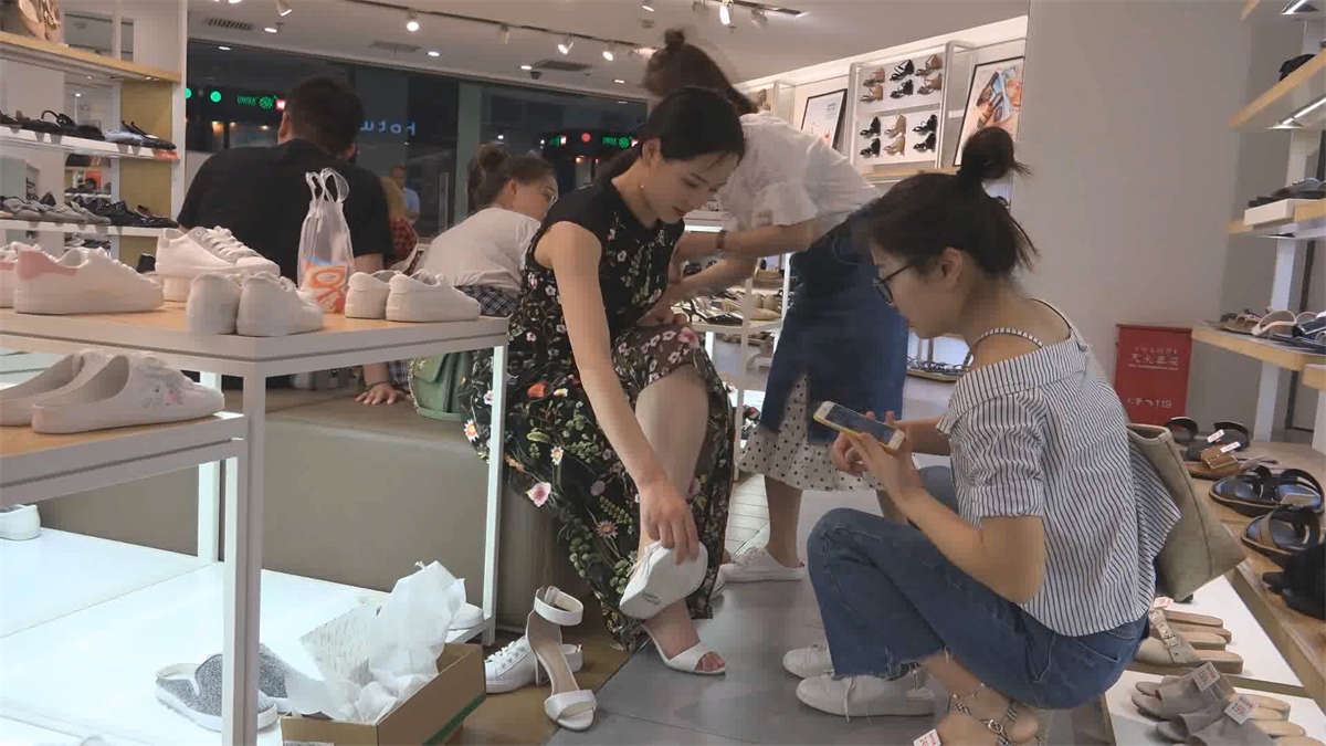 漂亮阳光的女生脱下露趾高跟
