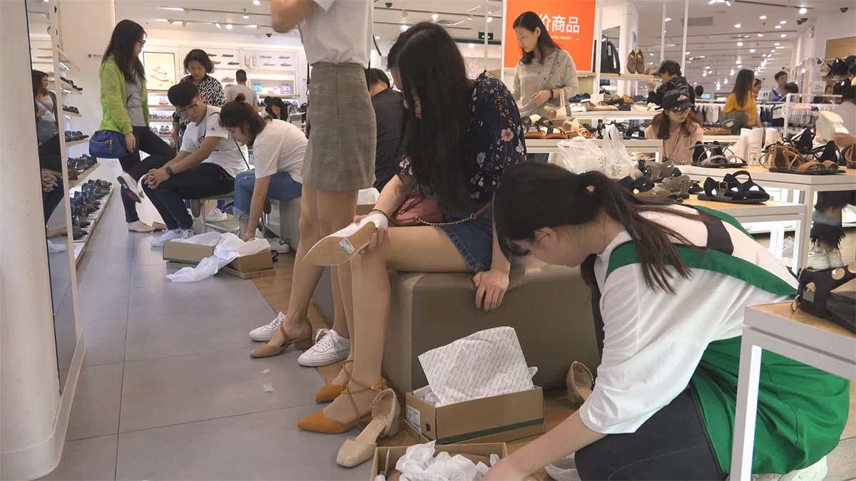 少女细长光滑的丝足