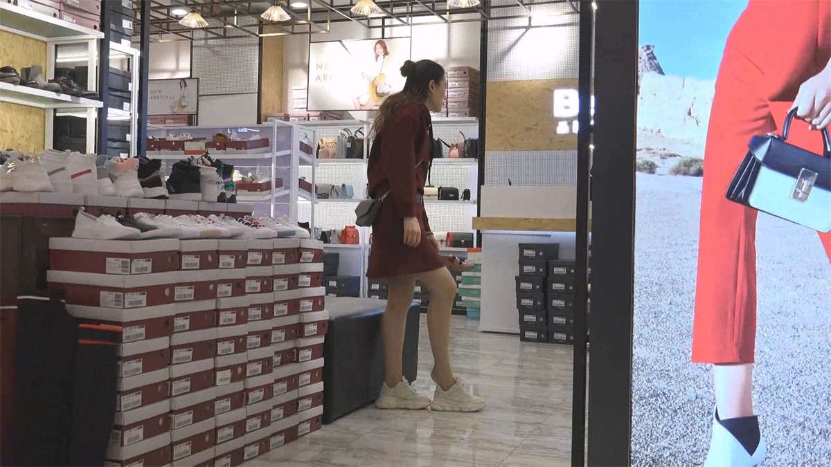 两位极品气质的美女都有着一双漂亮的丝袜脚