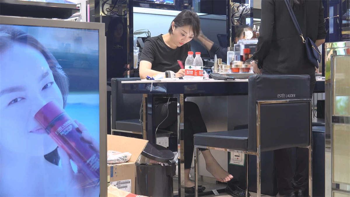 高级化妆品专柜的女老板娘的裸足
